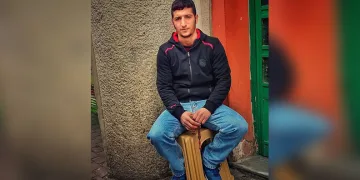 Çamura saplanarak derede mahsur kalan inek, iş makinesiyle kurtarıldı