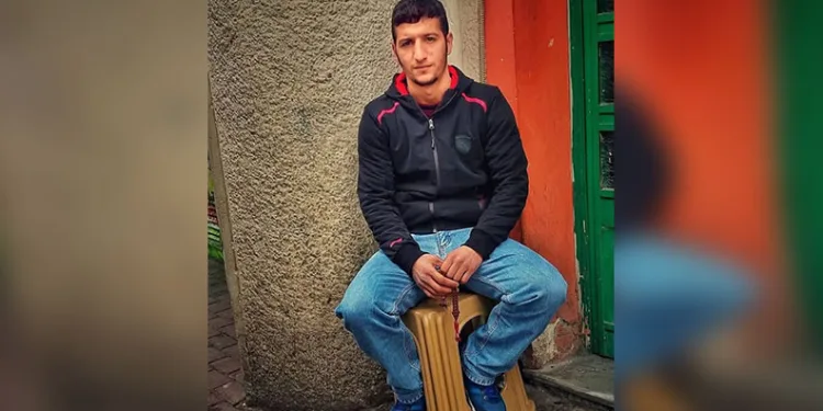 Çamura saplanarak derede mahsur kalan inek, iş makinesiyle kurtarıldı