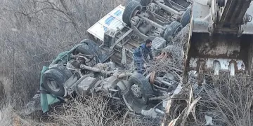 Kamyon şarampole yuvarlandı