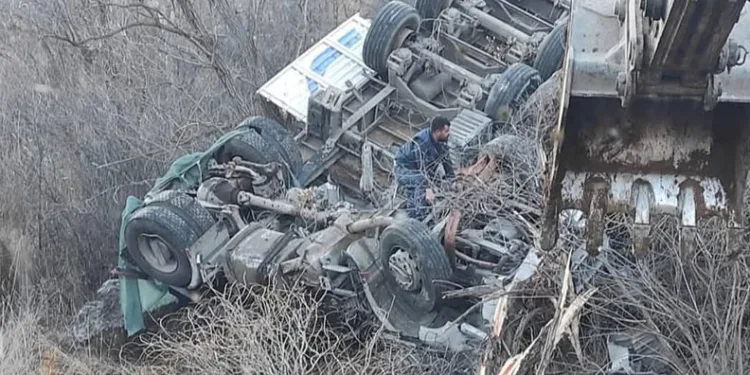 Kamyon şarampole yuvarlandı