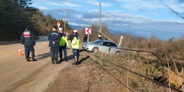 Kontrolden çıkan otomobil elektrik direğini devirdi