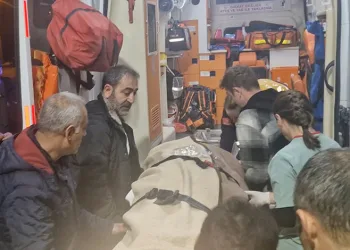 Park halindeki motosikletlere çarpıp kaçtı