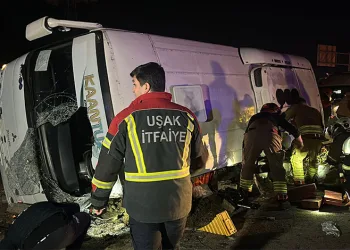 Otomobil ile işçi servisi çarpıştı: 1’i ağır, 28 yaralı