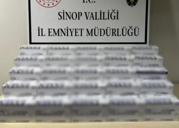 Fatih’te iş yerine silahlı saldırı kamerada: Şüpheliler kısa sürede yakalandı