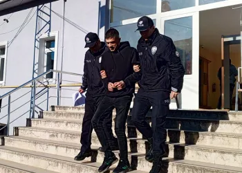 Tır iş yerine daldı, o anlar kameraya yansıdı