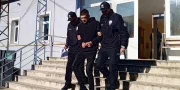 Tır iş yerine daldı, o anlar kameraya yansıdı