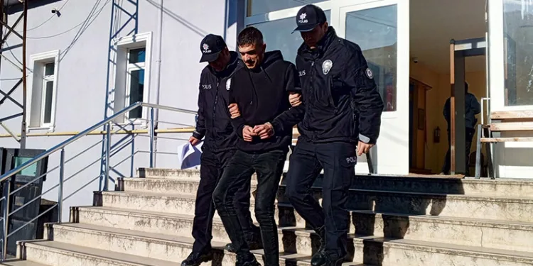 Tır iş yerine daldı, o anlar kameraya yansıdı