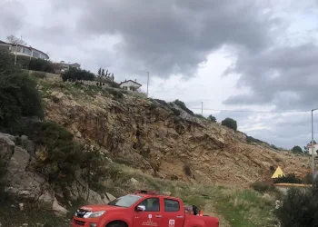 Çamura saplanarak derede mahsur kalan inek, iş makinesiyle kurtarıldı