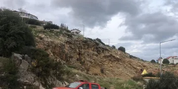 Çamura saplanarak derede mahsur kalan inek, iş makinesiyle kurtarıldı
