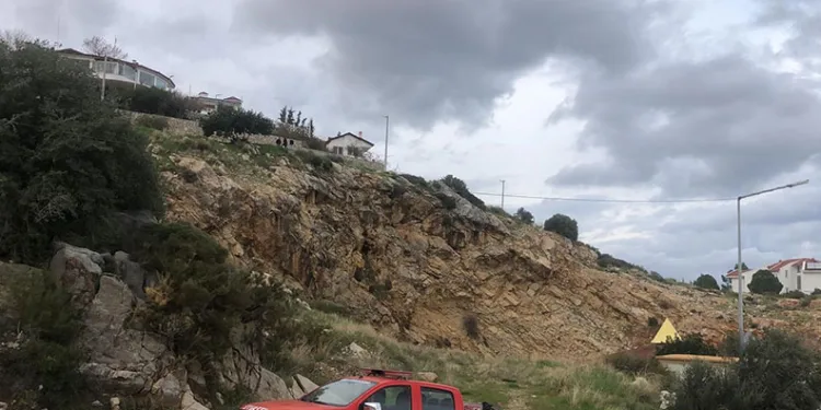 Çamura saplanarak derede mahsur kalan inek, iş makinesiyle kurtarıldı