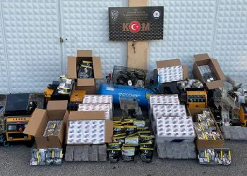 Çamura saplanarak derede mahsur kalan inek, iş makinesiyle kurtarıldı