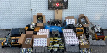 Çamura saplanarak derede mahsur kalan inek, iş makinesiyle kurtarıldı