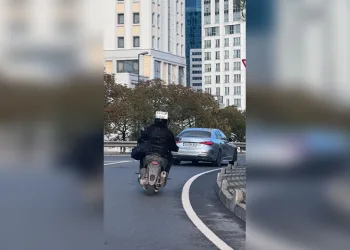 Motosikletin plakasını kaskına taktı, o şekilde trafiğe çıktı