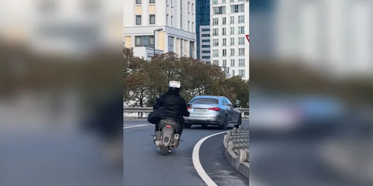 Motosikletin plakasını kaskına taktı, o şekilde trafiğe çıktı
