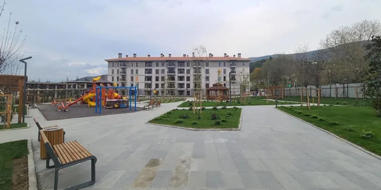 Arnavut depremzedeler Türkiye’nin inşa ettiği evlerde huzurlu bir yaşam sürdürüyor