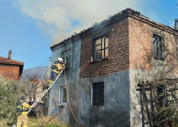 Zeytinburnu’nda husumetlisini lobiye çağırıp silahlı saldırı düzenleyerek, o anları da kayda aldılar
