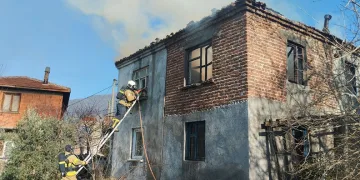 Zeytinburnu’nda husumetlisini lobiye çağırıp silahlı saldırı düzenleyerek, o anları da kayda aldılar