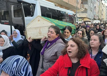 Eyüpsultan’da eşi tarafından silahla vurularak öldürülen kadın son yolculuğuna uğurlandı