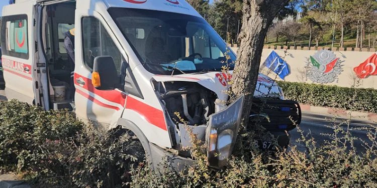 Bilecik’te hasta taşıyan ambulans kaza yaptı