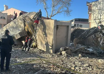 Yıkım esnasında operatör enkaz altında kaldı