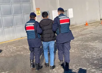 Trafikten men olan motosikletini “ilaç getiriyorum” diyerek kaçırmaya çalışan sürücü polisi darp etti