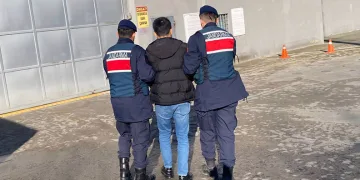Trafikten men olan motosikletini “ilaç getiriyorum” diyerek kaçırmaya çalışan sürücü polisi darp etti