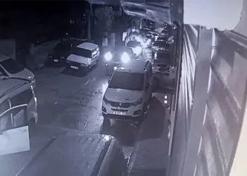 İzmir’de yol kavgasında 22 yaşındaki genç 4 yerinden bıçaklandı