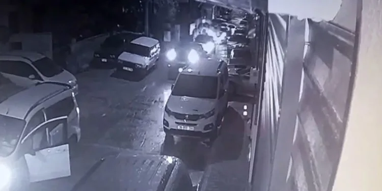 İzmir’de yol kavgasında 22 yaşındaki genç 4 yerinden bıçaklandı
