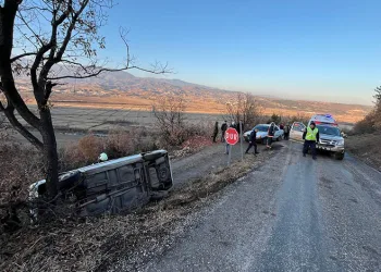 Batman’da okul servisi ile otomobil çarpıştı: 17’si öğrenci 20 yaralı