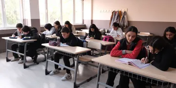 Kontrolden çıkan otomobil elektrik direğini devirdi