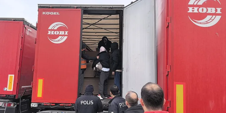 Avrupa’ya kaçmak isteyen göçmenler yakalandı