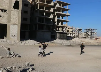 Suriye’de çocuklar, enkaz yığınları arasında futbol oynuyor