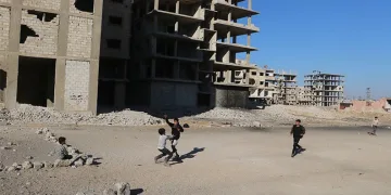 Suriye’de çocuklar, enkaz yığınları arasında futbol oynuyor