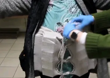 Çamura saplanarak derede mahsur kalan inek, iş makinesiyle kurtarıldı