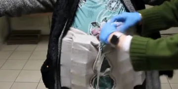 Çamura saplanarak derede mahsur kalan inek, iş makinesiyle kurtarıldı