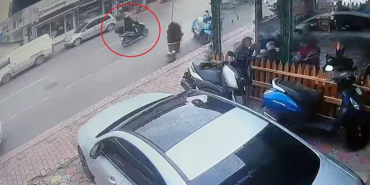Direksiyon hakimiyetini kaybeden motosikletli yere düştü