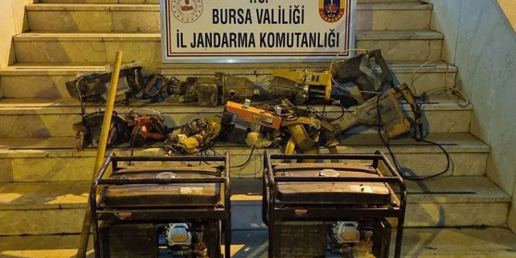 Bursa’da kaçak kazı yapan 7 kişi kıskıvrak yakalandı