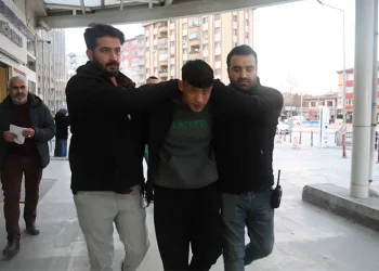 Kız arkadaşının patronuna kızıp iş yerine molotofkokteyli attı