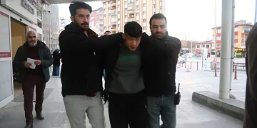 Kız arkadaşının patronuna kızıp iş yerine molotofkokteyli attı