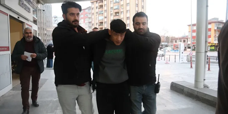 Kız arkadaşının patronuna kızıp iş yerine molotofkokteyli attı