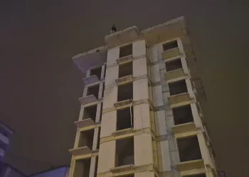 Otomobil ile motosiklet çarpıştı, 2 araç da alev alev yandı: 2 yaralı