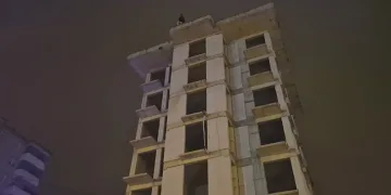 Otomobil ile motosiklet çarpıştı, 2 araç da alev alev yandı: 2 yaralı