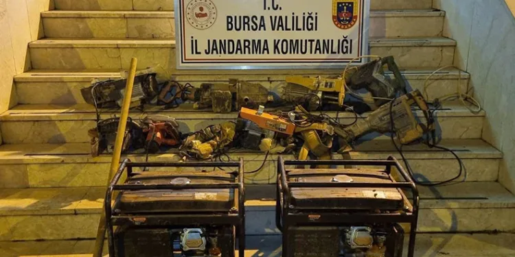 Bursa’da kaçak kazı yapan 7 kişi kıskıvrak yakalandı