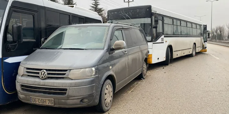 Başkentte 4 aracın karıştığı kazada 31 kişi yaralandı