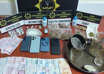 Otomobil ile işçi servisi çarpıştı: 1’i ağır, 28 yaralı
