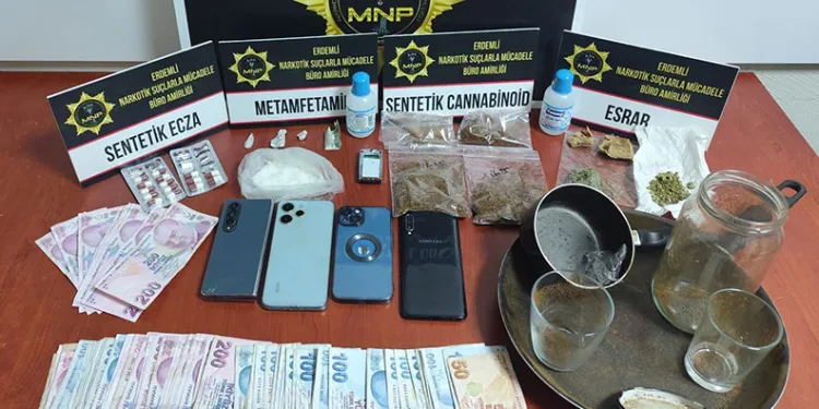 Otomobil ile işçi servisi çarpıştı: 1’i ağır, 28 yaralı