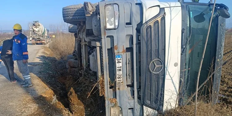 Kontrolden çıkan beton mikseri devrildi sürücüsü yaralandı