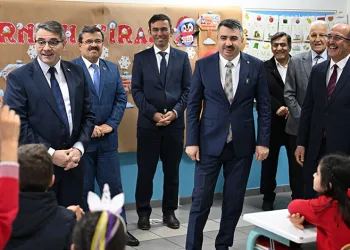 Oktay Yılmaz, öğrencilerin karne heyecanına ortak oldu