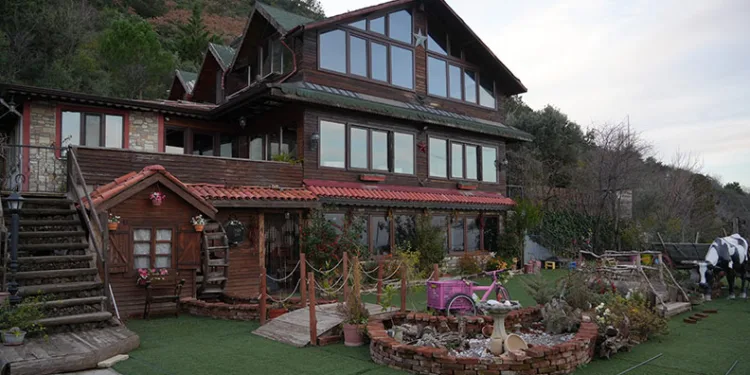 Uludağ’da poşetle kayak keyfi