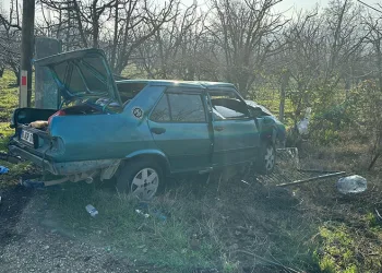 Kontrolden çıkan otomobil direğe çarpıp tarlaya uçtu sürücü yaralandı